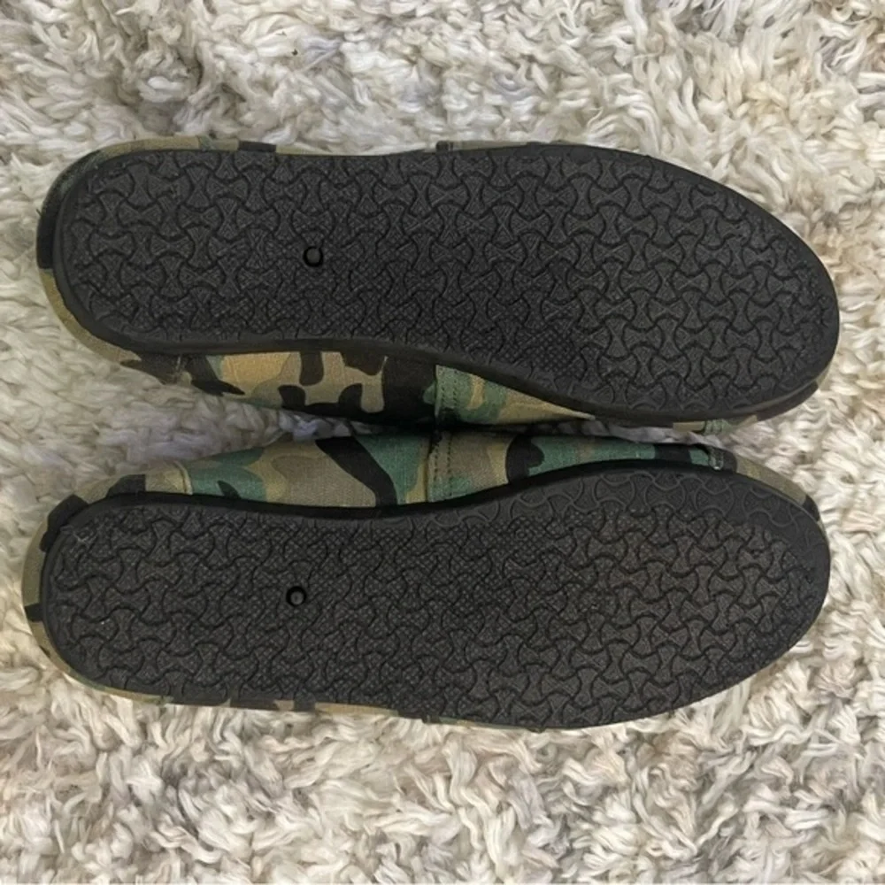 NWOT 6 Ca Collection By Carrini Camouflage Flats Camo Canvas Flat Slip‎ On Shoes